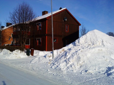 Ännu ligger snön i drivor och med solens strålar blir det vackert!