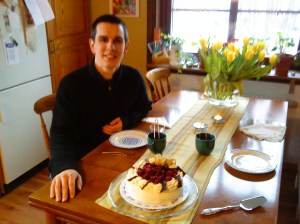 Martin fyllde 28 år den 16/4. Det firades med god hallontårta från Stigs konditori!