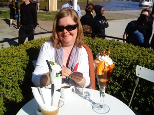 ylva-och-glass Ylva och jag fick oss lyxiga glassar i Söderköpings egen glassrestaurang