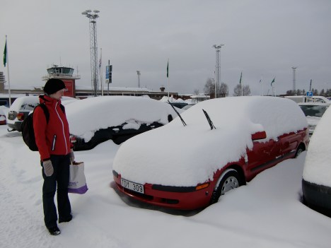 Översnöad bil efter vårt besök hos bror och svägerska i Göteborg. Bilen hade fått slut på batteriet också, men det löste sig. Skönt hur som helst med sommaren som är på väg!